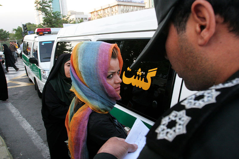 На улицы Ирана вернулась полиция нравов, которую обещали упразднить
