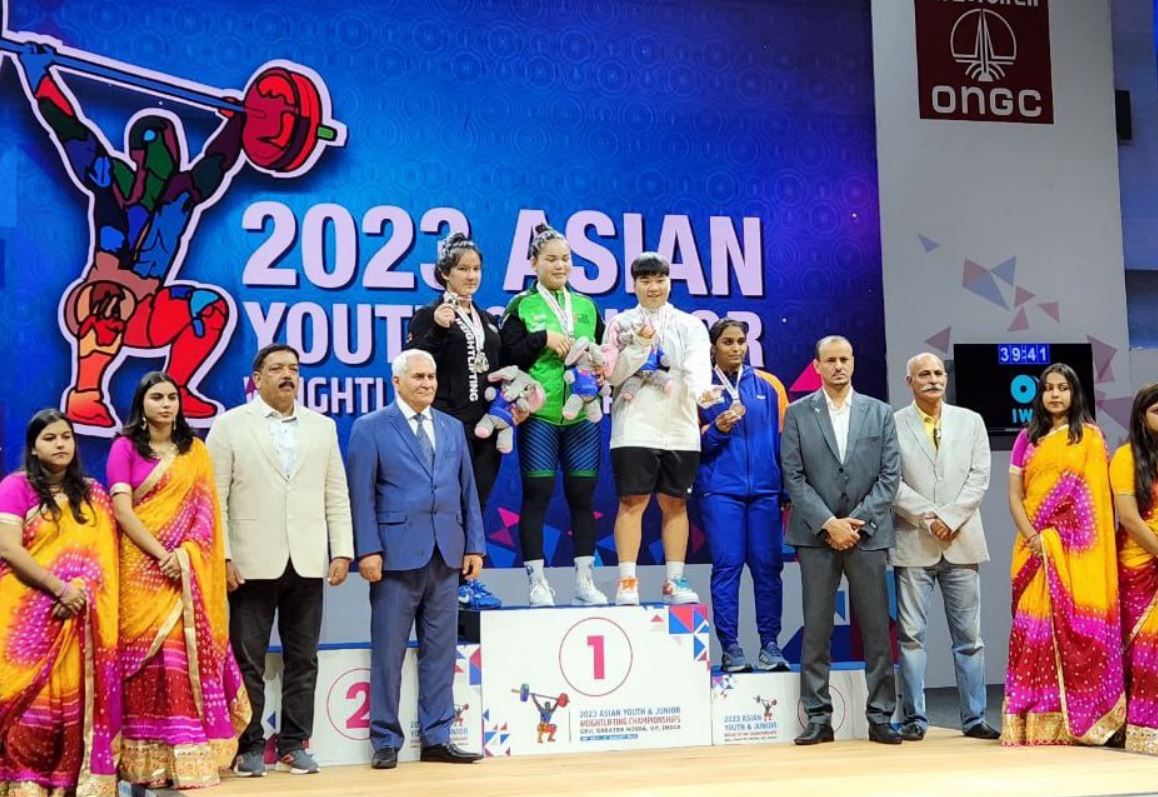 Узбекские тяжелоатлеты отметились еще четырьмя медалями на ЧА