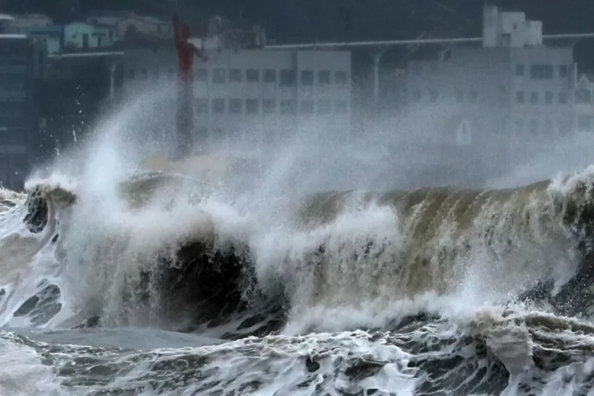 В нескольких городах Китая из-за тайфуна отменили сотни рейсов и закрыли школы