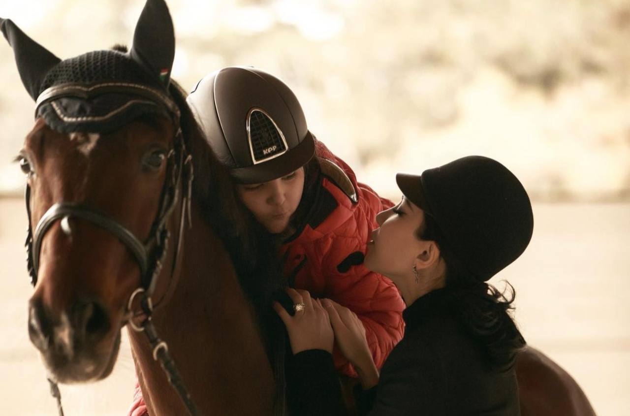 Диора Усманова рассказала, как ее старшая дочь получила переломы, упав с лошади