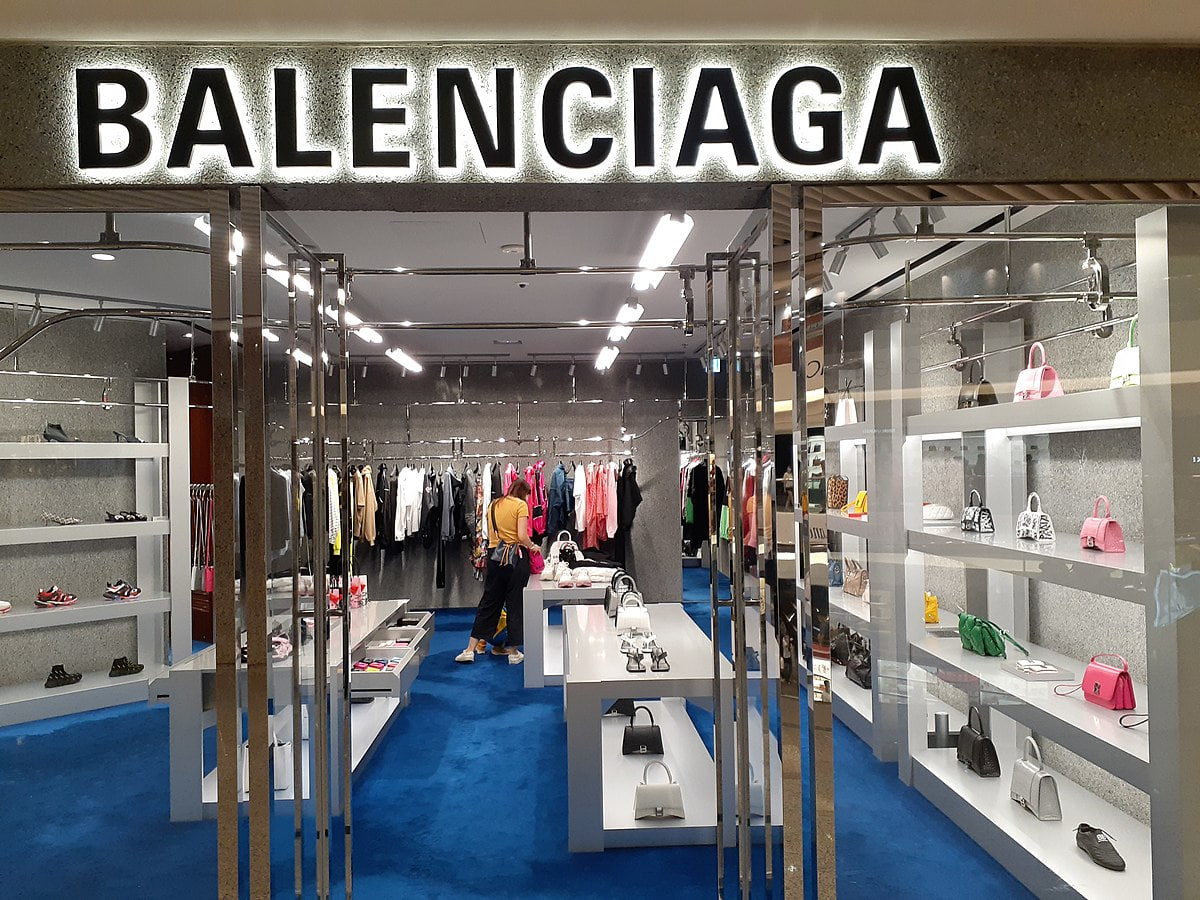 Balenciaga представила мужскую сумку в виде мятого пакета