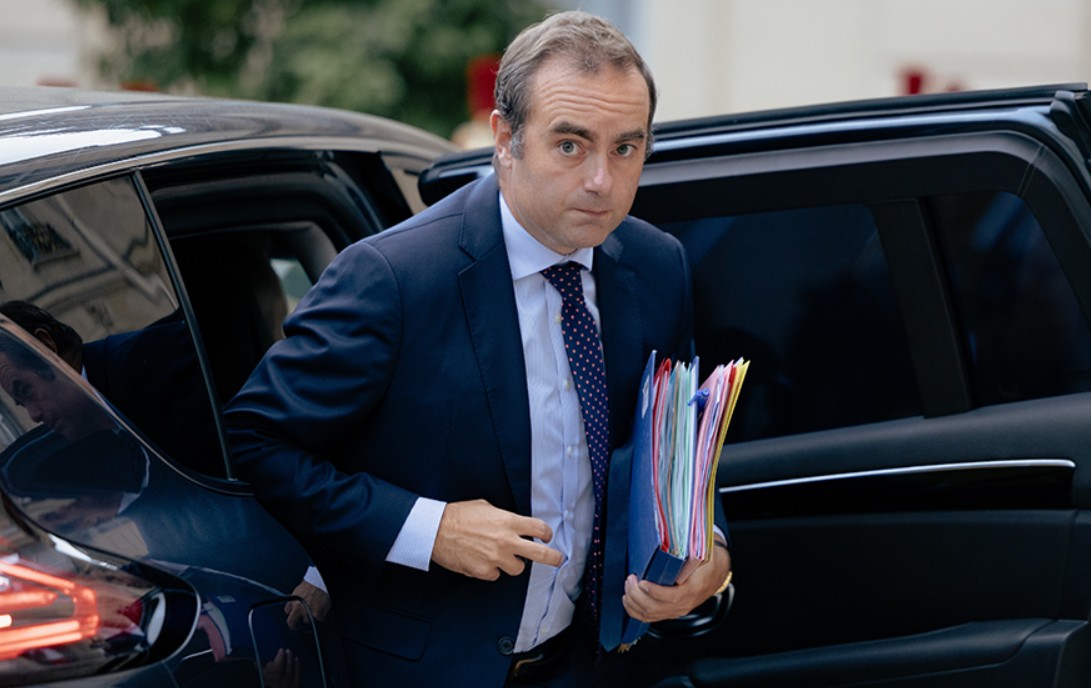 Новым премьером Франции назначили главу Минобороны Себастьена Лекорню