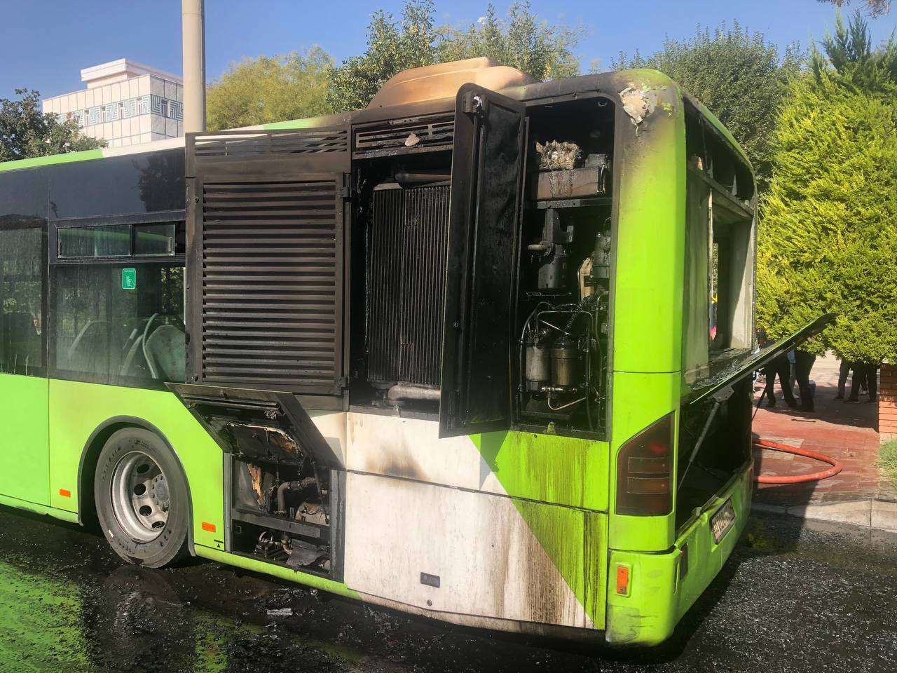 В Ташкенте загорелся пассажирский автобус — видео