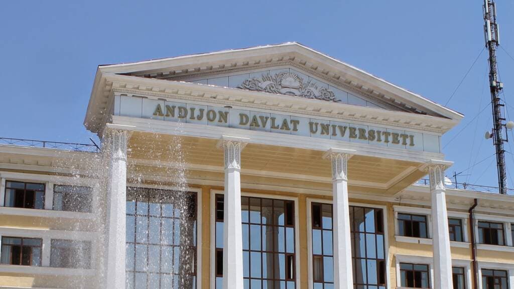 Женщина, упавшая с четвертого этажа Андижанского государственного университета, скончалась в больнице