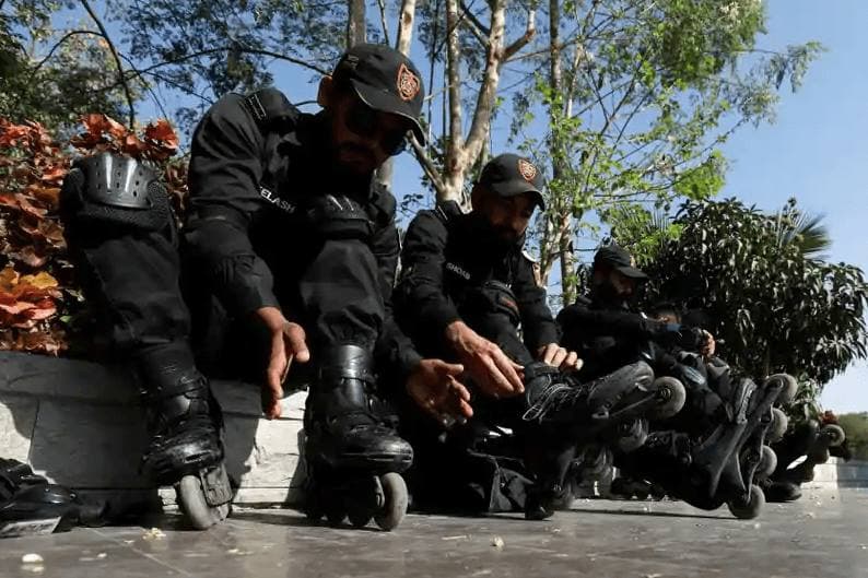 Пакистанских полицейских оснастили роликами для борьбы с уличной преступностью
