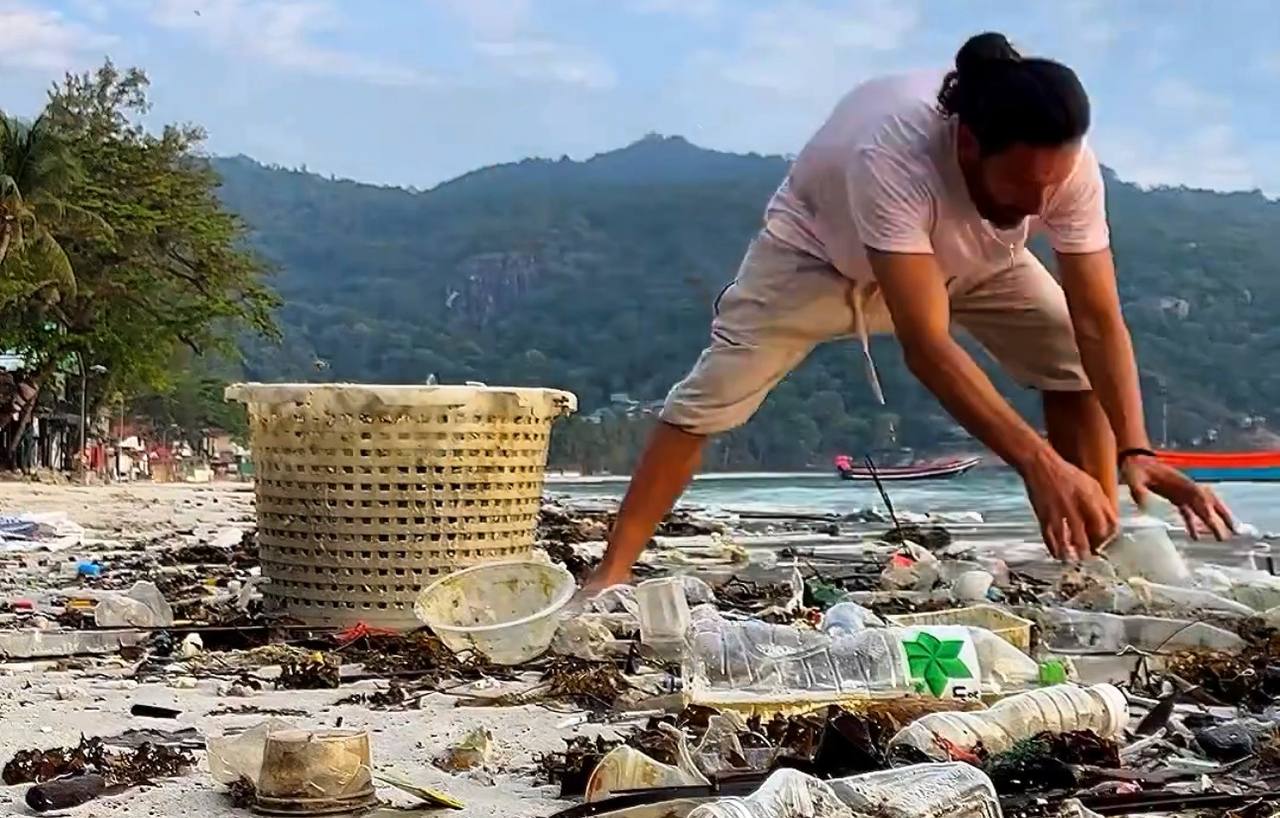DJ Piligrim лично расчистил берег океана в Таиланде от мусора