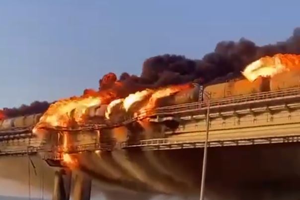 Крымский мост загорелся и частично разрушился — видео 
