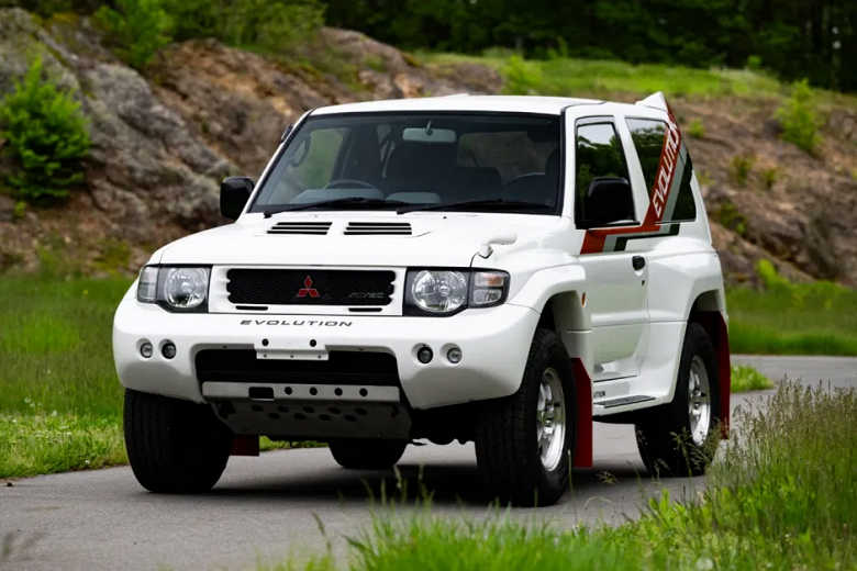 На аукцион выставлен уникальный Mitsubishi Pajero Evolution 1997 года выпуска