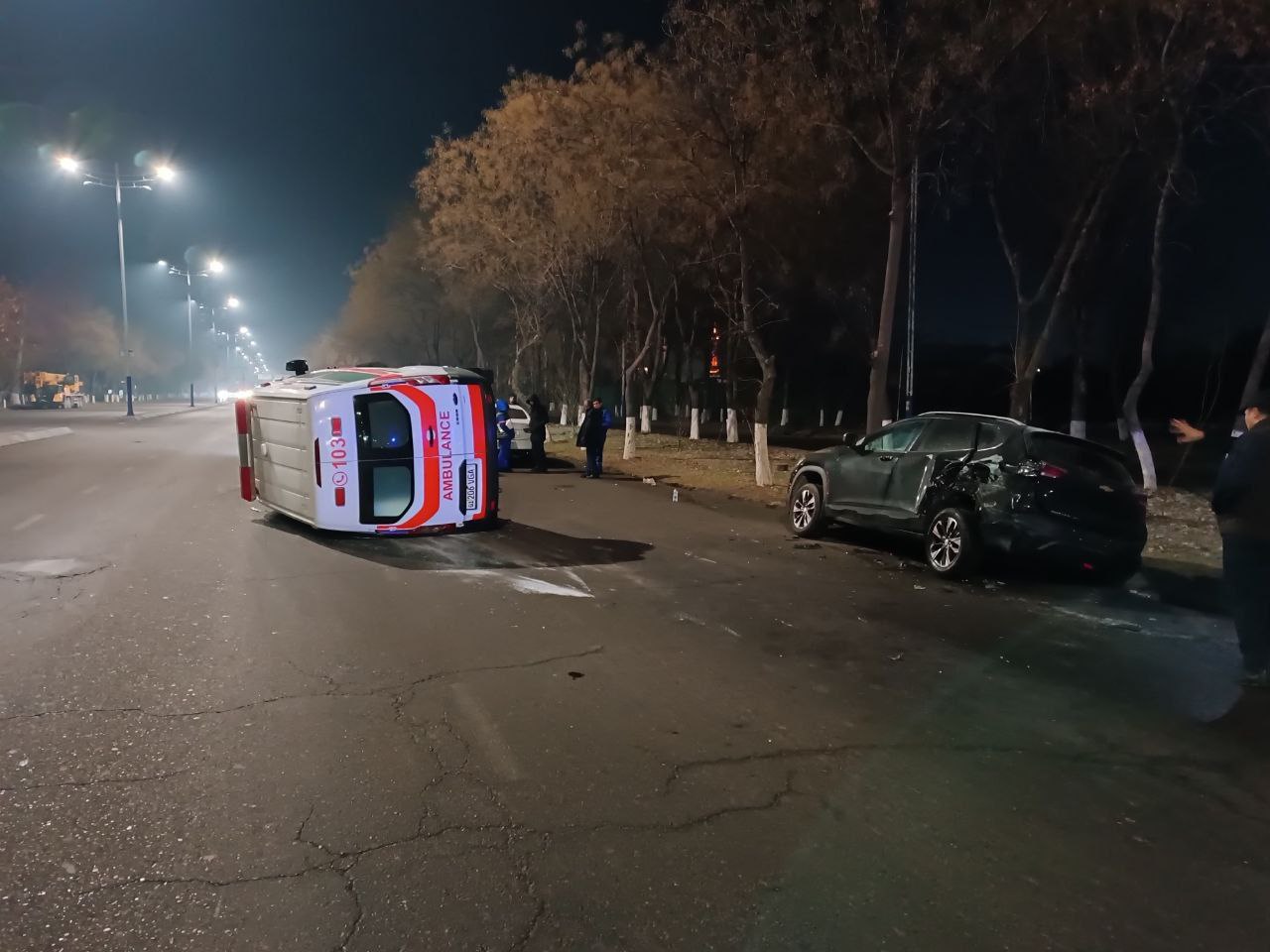 В Ташкенте перевернулась скорая помощь после столкновения с Tracker — видео