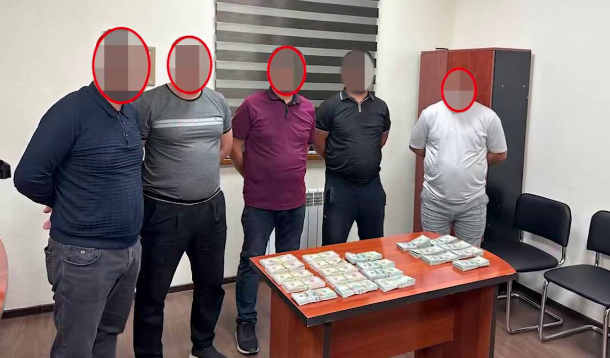 В Ташкенте задержаны четверо мужчин, напечатавшие фальшивые $100 тысяч (видео)