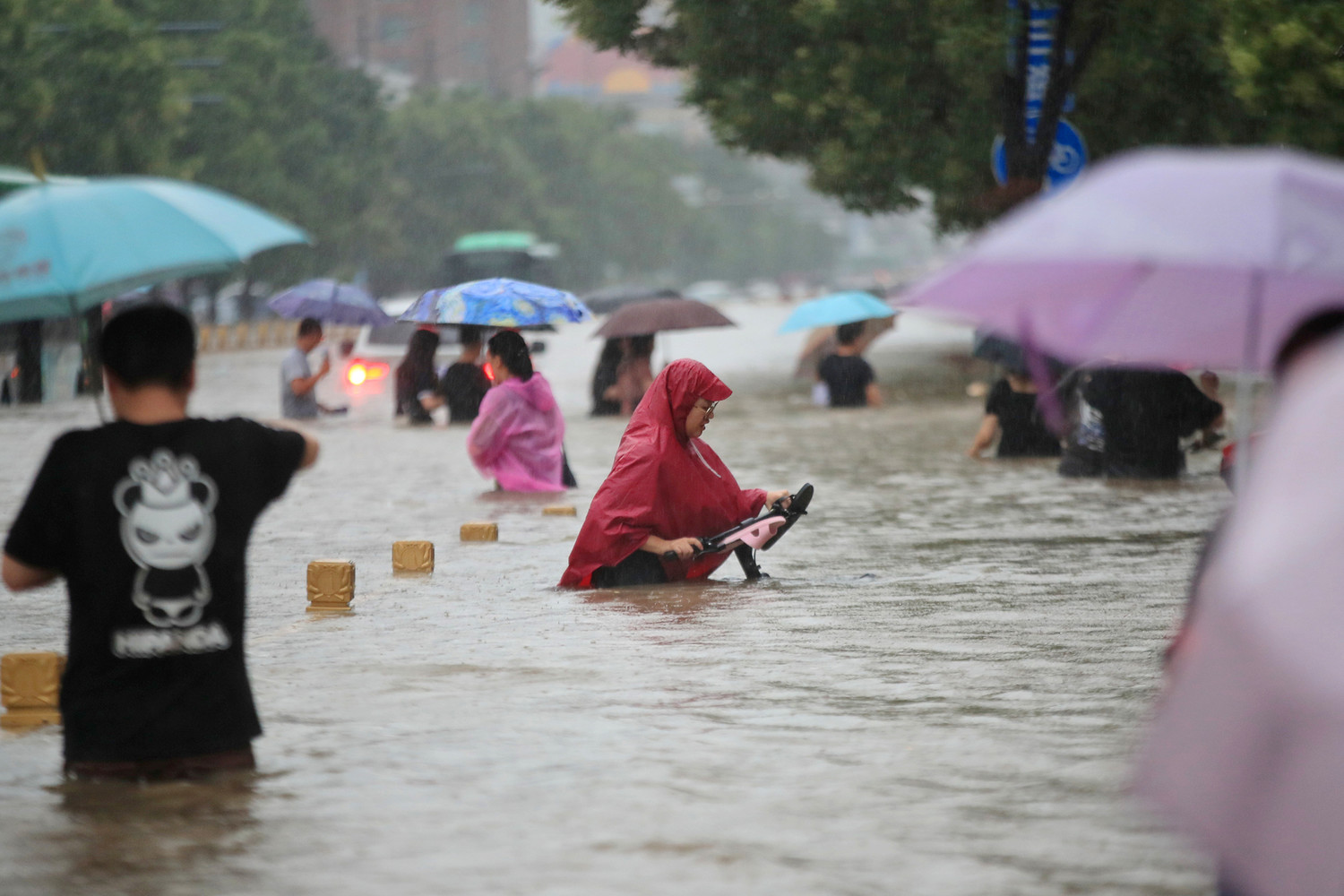 Наводнение в Китае: эвакуированы более 160 тысяч человек, погибло - не менее 25 