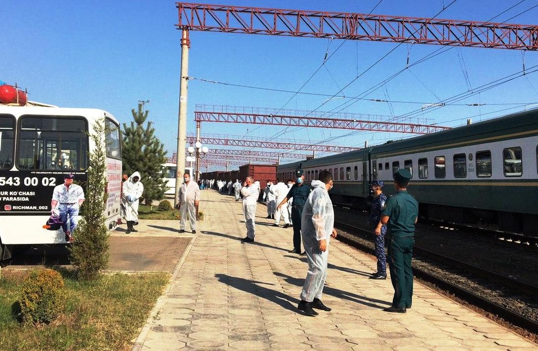 Тысячи ранее застрявших на границе узбекистанцев продолжают возвращаться из России