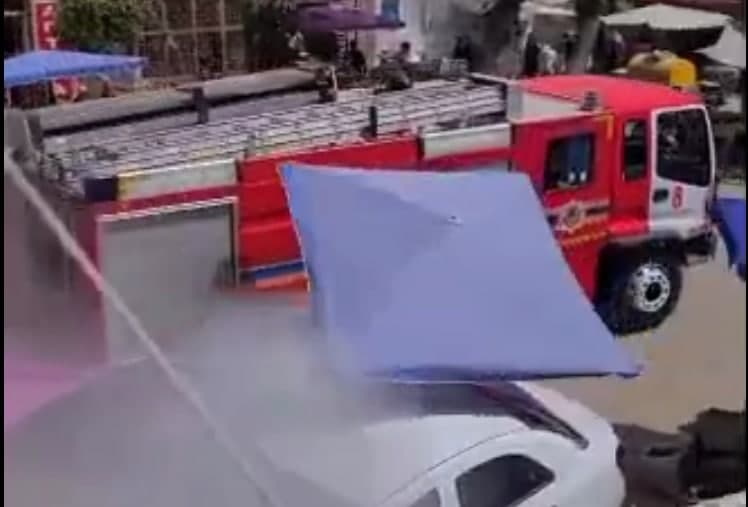 В Узбекистане людей продезинфицировали с помощью пожарных машин