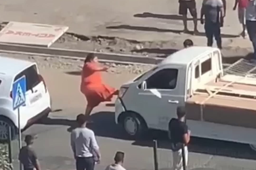 Покушение средь бела дня: в Ташкенте водитель грузовика намеренно сбил женщину – видео