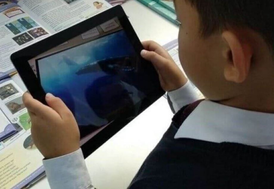 Школьникам Узбекистана начнут выдавать образовательные планшеты 