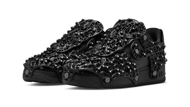 Nike выпустили кроссовки с кристаллами от Swarovski - фото