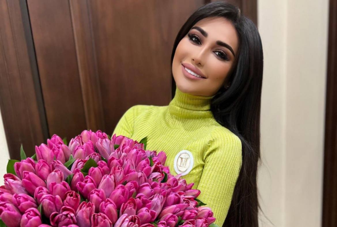 Мунисе Ризаевой подарили цветы, потому что в ее Instagram давно не было фотографий букетов — видео