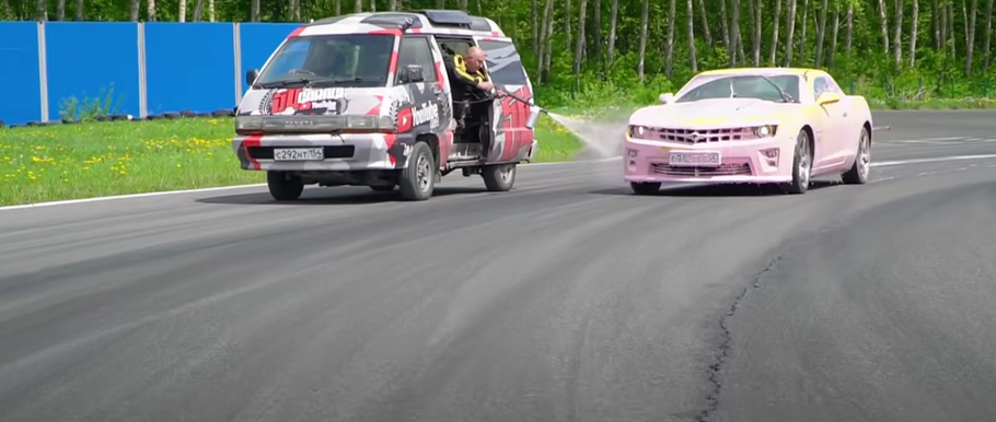 Блогеры помыли Chevrolet Camaro на полном ходу — видео