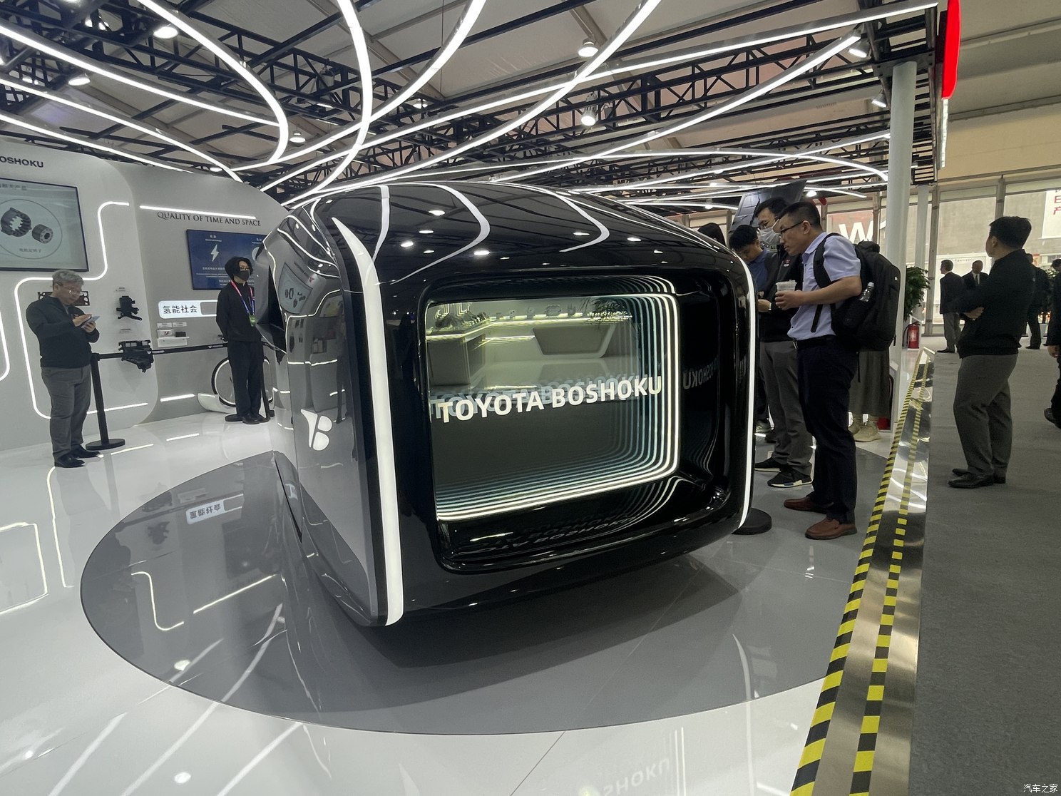 В сети показали, как будет выглядеть Toyota Alphard через 20 лет