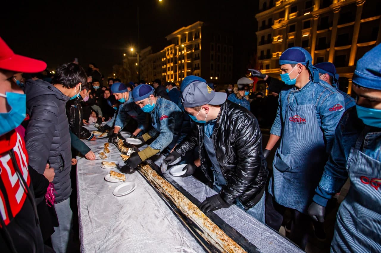 Oqtepa Lavash приготовили рекордный 50-метровый тандыр-лаваш в рамках благотворительной акции