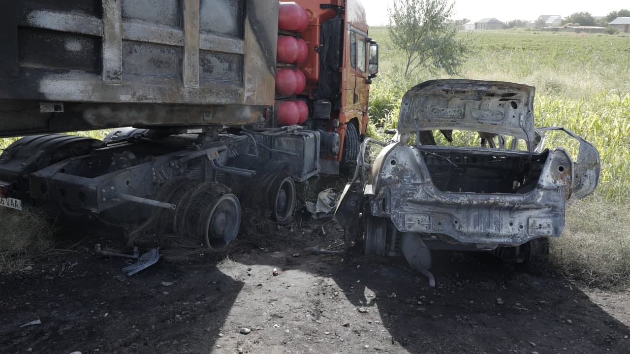В Сурхандарье Nexia сгорела после столкновения с грузовиком: есть погибшие 