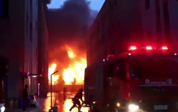 На заводе в Китае произошел сильный пожар, погибли почти 40 человек — видео