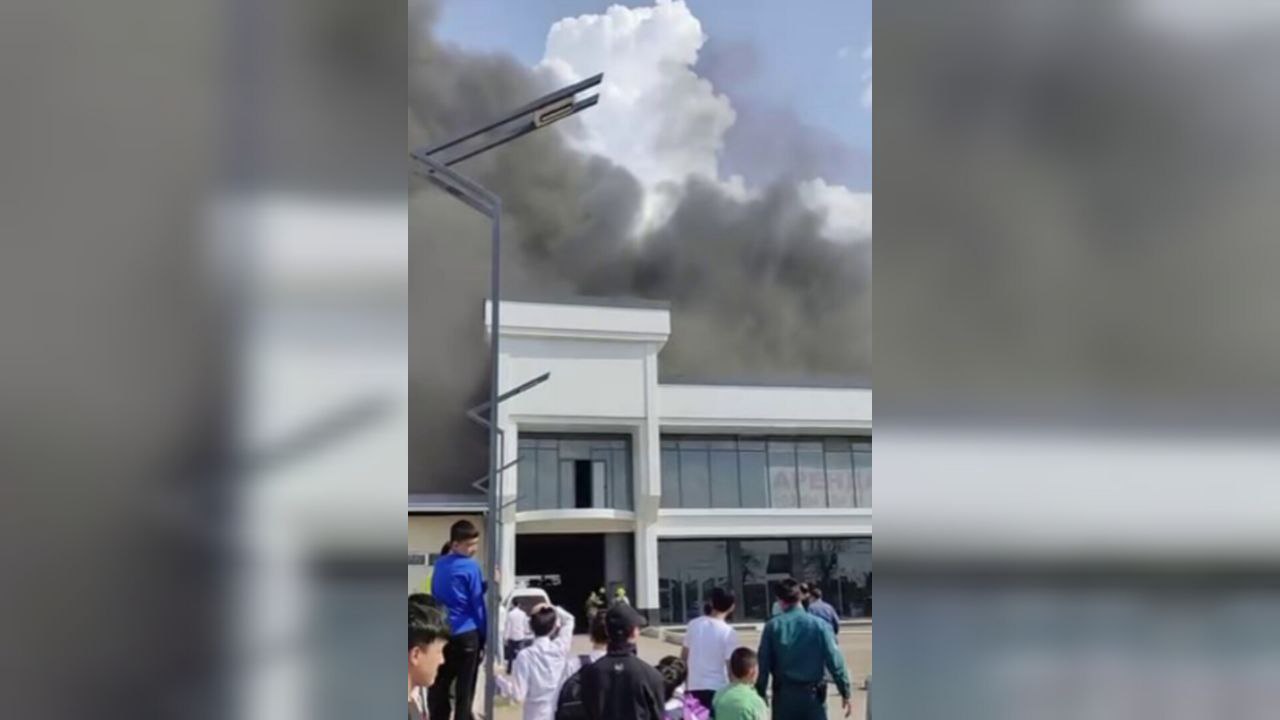 На одном из складов Ташкента произошел крупный пожар (видео)