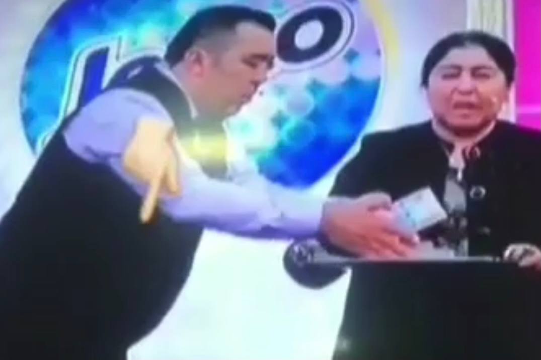 Во время узбекского шоу ведущий программы незаметно забрал у победительницы пачку денег - видео