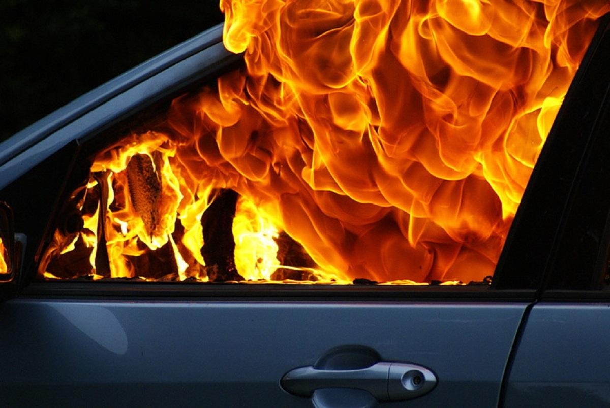 В Намангане мужчина не перенес расставания и сжег автомобиль возлюбленной