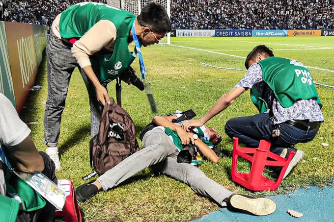Фанаты забросали камнями фотографа и оператора в матче Узбекистан-Ирак — фото