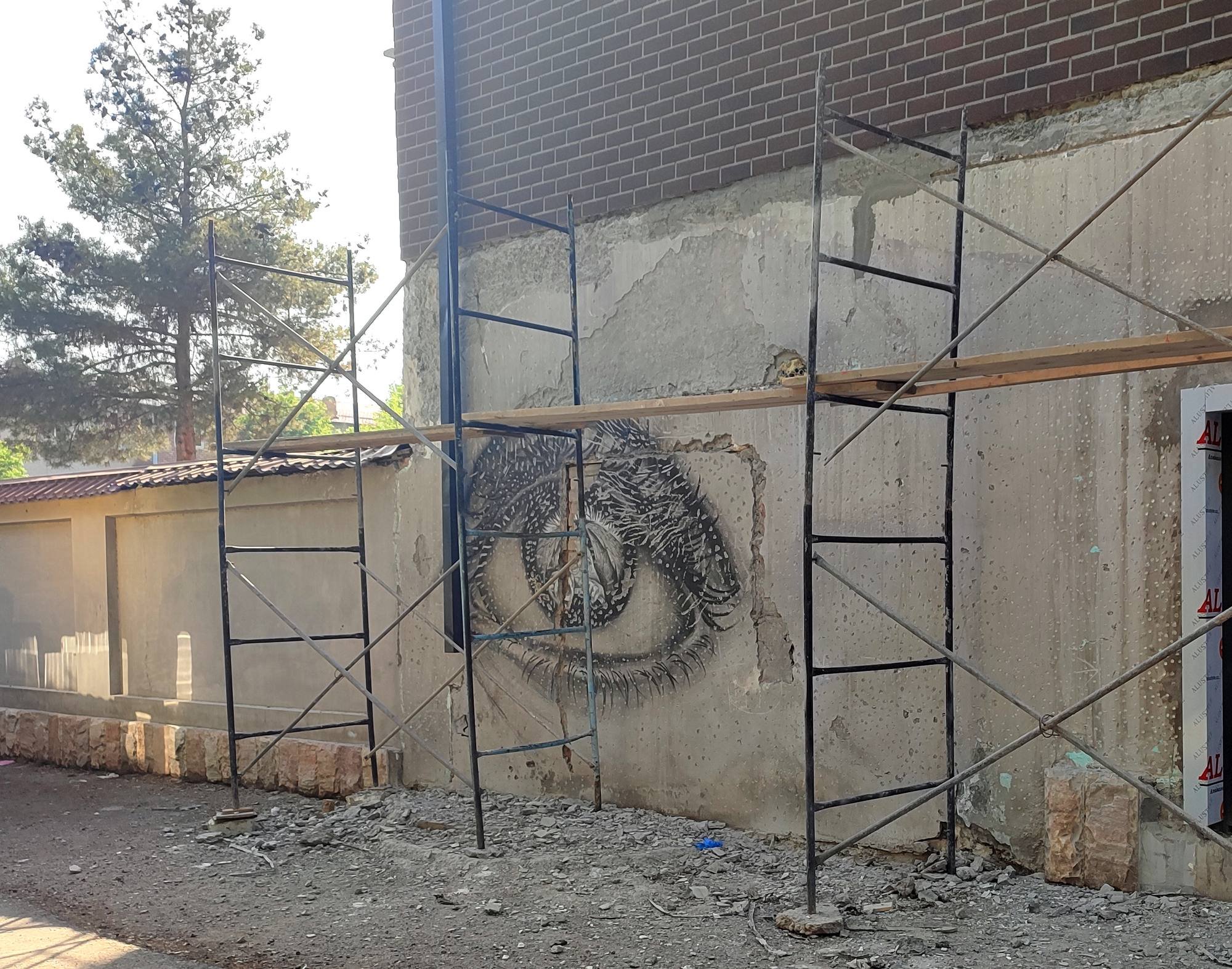 В Ташкенте уничтожают одну из первых граффити&nbsp;Inkuzart — фото