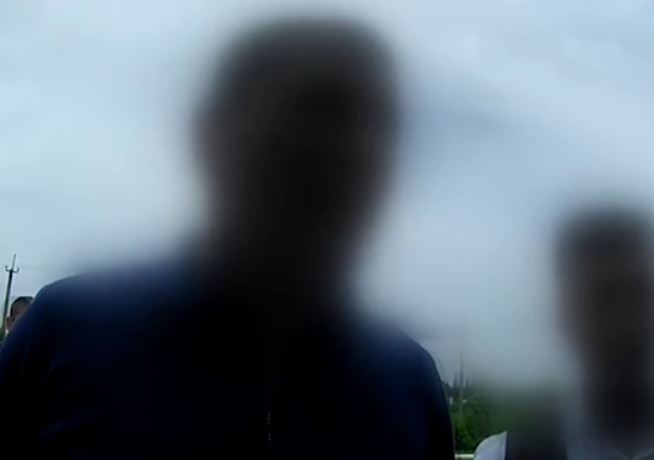 В Андижане трое мужчин угрожали расправой сотруднику ДПС — видео