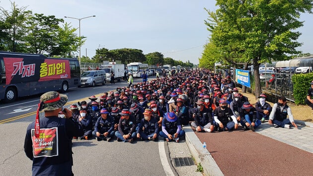 В Южной Корее дальнобойщики, недовольные ростом топлива, устроили забастовку