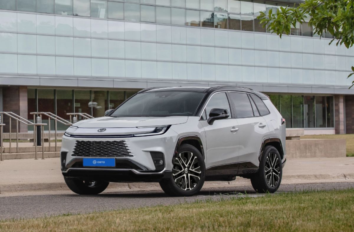 В сети показали рендеры новой Toyota RAV4