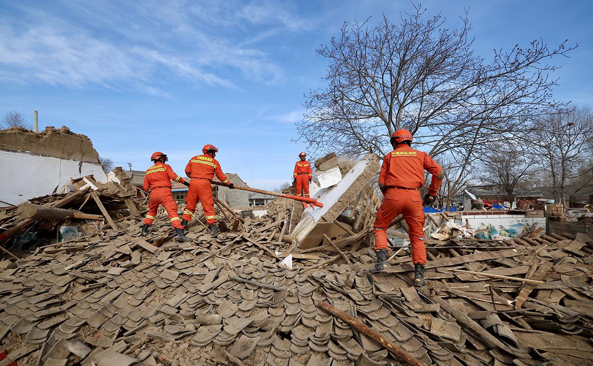 Число жертв землетрясения в Китае достигло 144