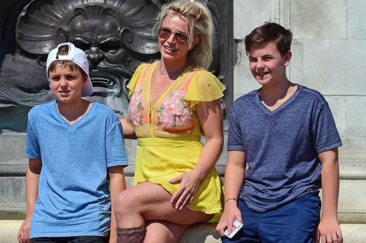 Бритни Спирс поделилась фотографиями с сыновьями, но они взволновали поклонников