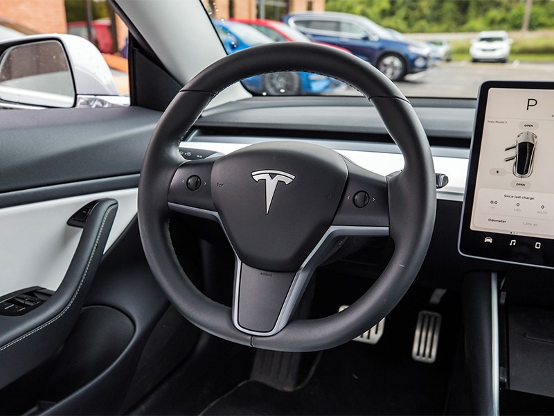 Круглый руль на Tesla вызвал гигантский ажиотаж