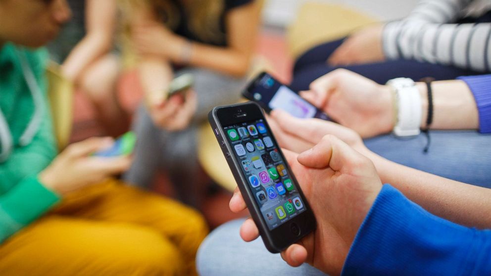 Нидерландским школьникам хотят запретить пользоваться телефонами на уроках