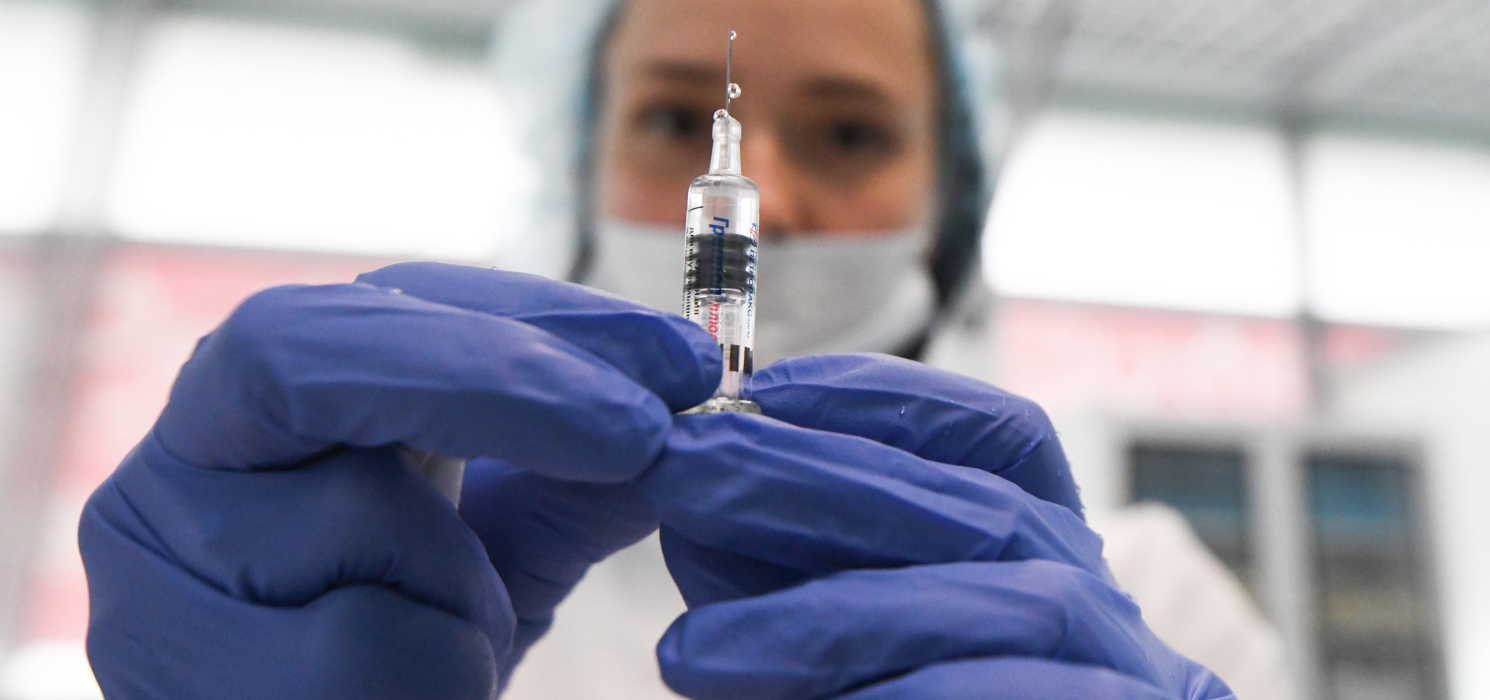 Ученые предупредили о возможной мутации COVID-19 из-за российской вакцины
