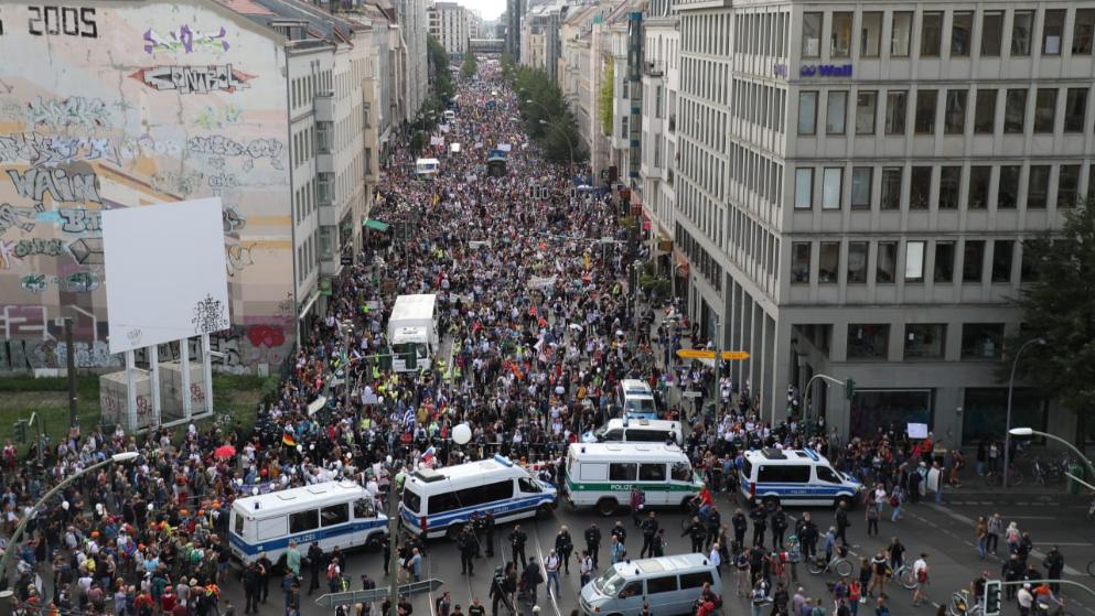 В Берлине тысячи людей вышли на акции протеста из-за ограничений по COVID-19