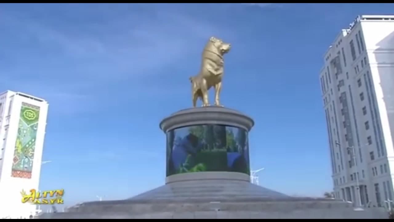 Президент Туркменистана открыл в Ашхабаде золотую статую алабаю