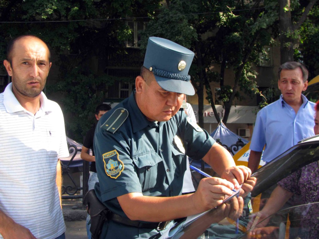 В Узбекистане сотрудники ДПС начали принимать меры в отношении нарушителей требований карантина