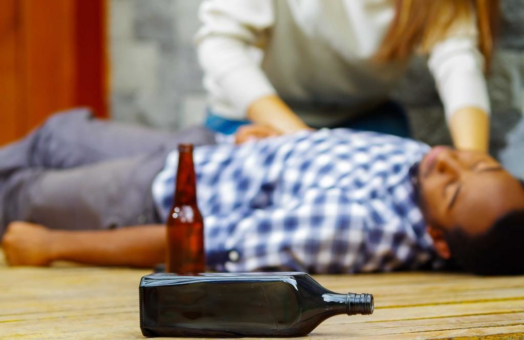 Нарколог назвал способы лечения алкогольного отравления