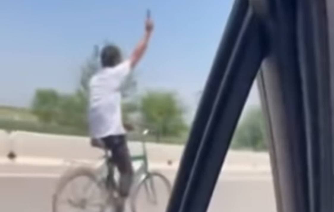 В Сырдарье работники кластера перекрыли международную дорогу на велосипедах - видео