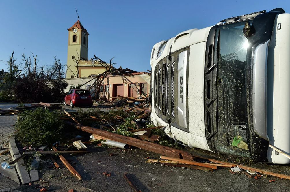 Ущерб от обрушившегося на Чехию торнадо составил более 560 миллионов долларов