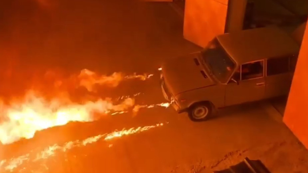 На Сельме ночью загорелось авто, огонь повредил стоявший рядом внедорожник (видео)