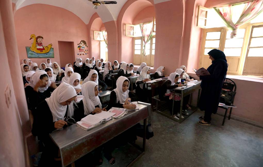 «Талибан» пообещал, что девочки в Афганистане в скором времени смогут посещать школы
