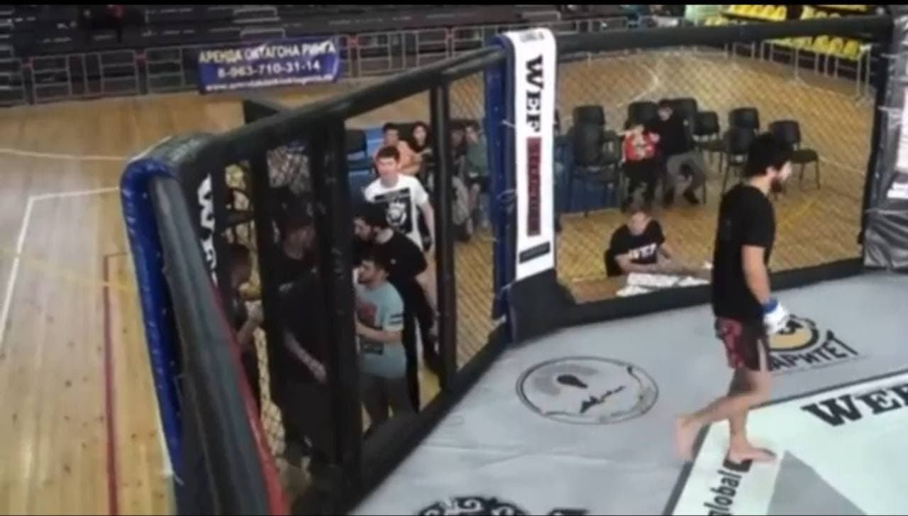 Узбекистанский боец ММА спровоцировал массовую драку на турнире в Москве - видео