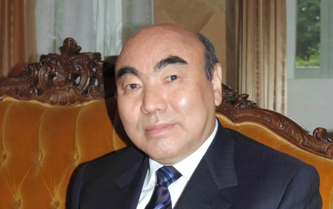 Обвиняемый в коррупции экс-президент Кыргызстана Аскар Акаев вновь вернулся в страну
