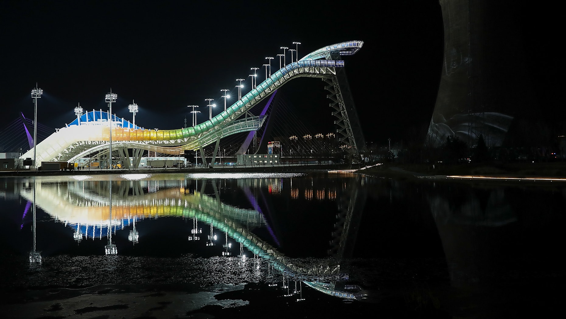 Фото: Центр для соревнований в дисциплине биг-эйр с подсветкой в парке Шоуган (Линтао Жанг/ Getty Images)